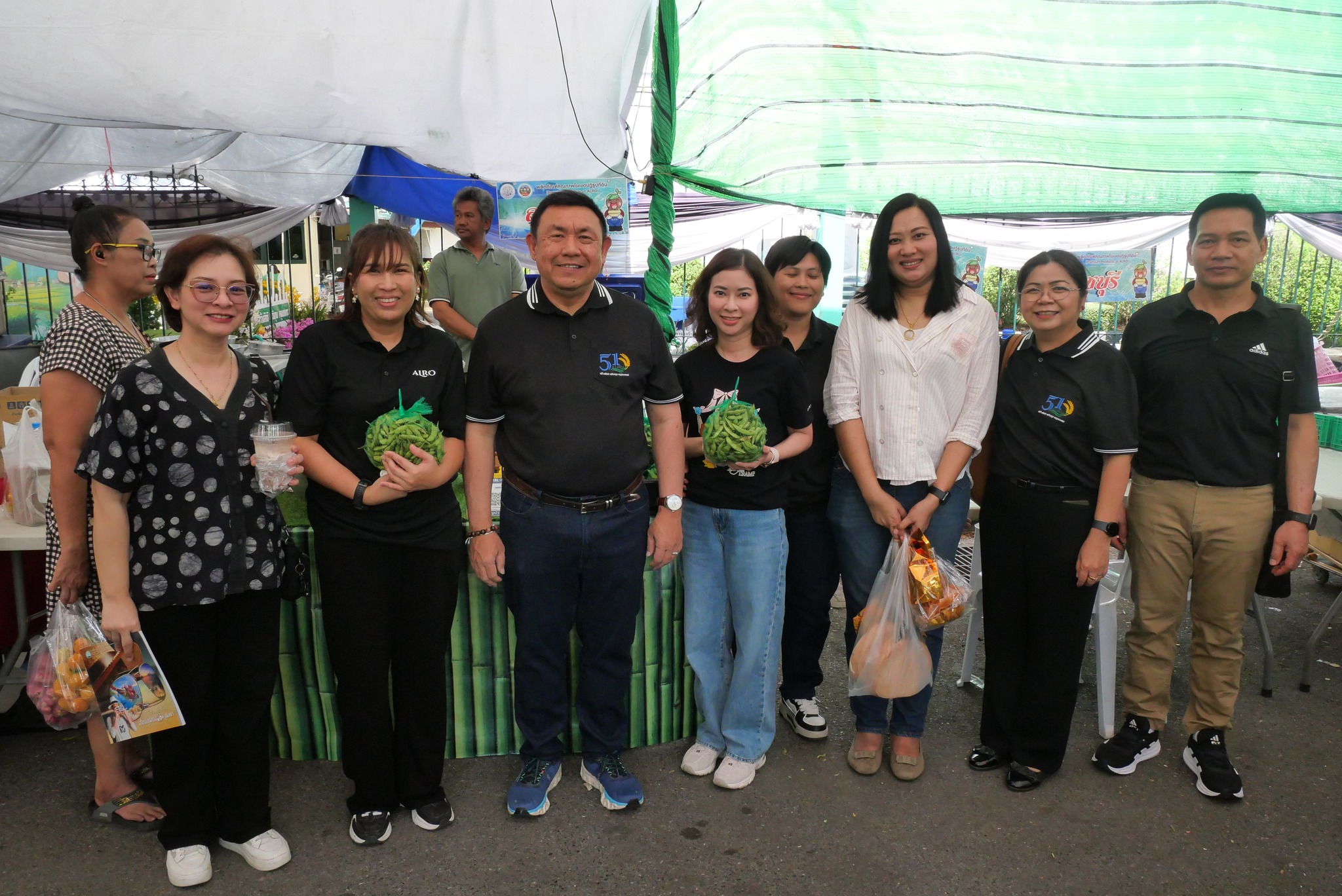 title - เลขาธิการ ส.ป.ก. เยี่ยมทักทายเกษตรกรและซื้อสินค้าในบรรยากาศวันสุดท้ายของการออกร้านขายสินค้า จากเขตปฏิรูปที่ดิน ส่งท้ายงานครบรอบ 51 ปี ส.ป.ก.